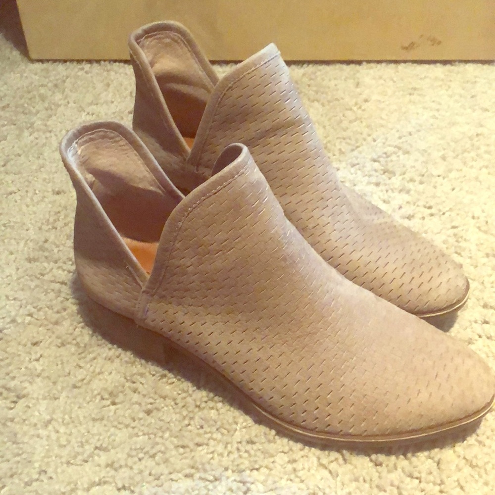 Women’s Lucky Brand taupe Suede booties